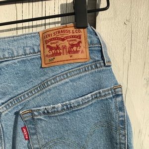 Levi’s 501 Light-wash denim jeans. Women’s Size 6